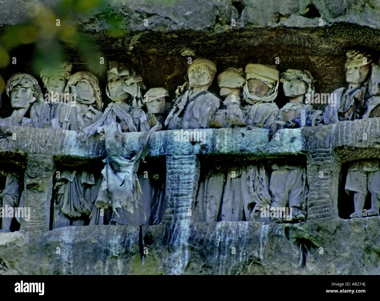 Villaggio Lemo Tana Toraja di Sulawesi - Celebes Tau tau funebre in legno effigi la scogliera tombe Foto Stock