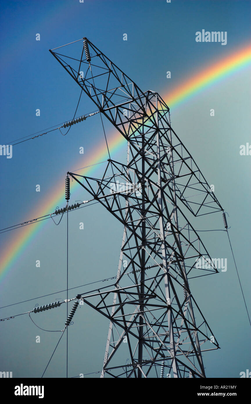 Elettricità pilone con doppio arcobaleno nel cielo Foto Stock