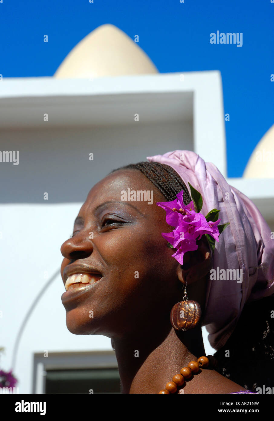 "Coco Ocean Hotel' con tradizionalmente vestiti donna africana, Gambia, Africa occidentale Foto Stock