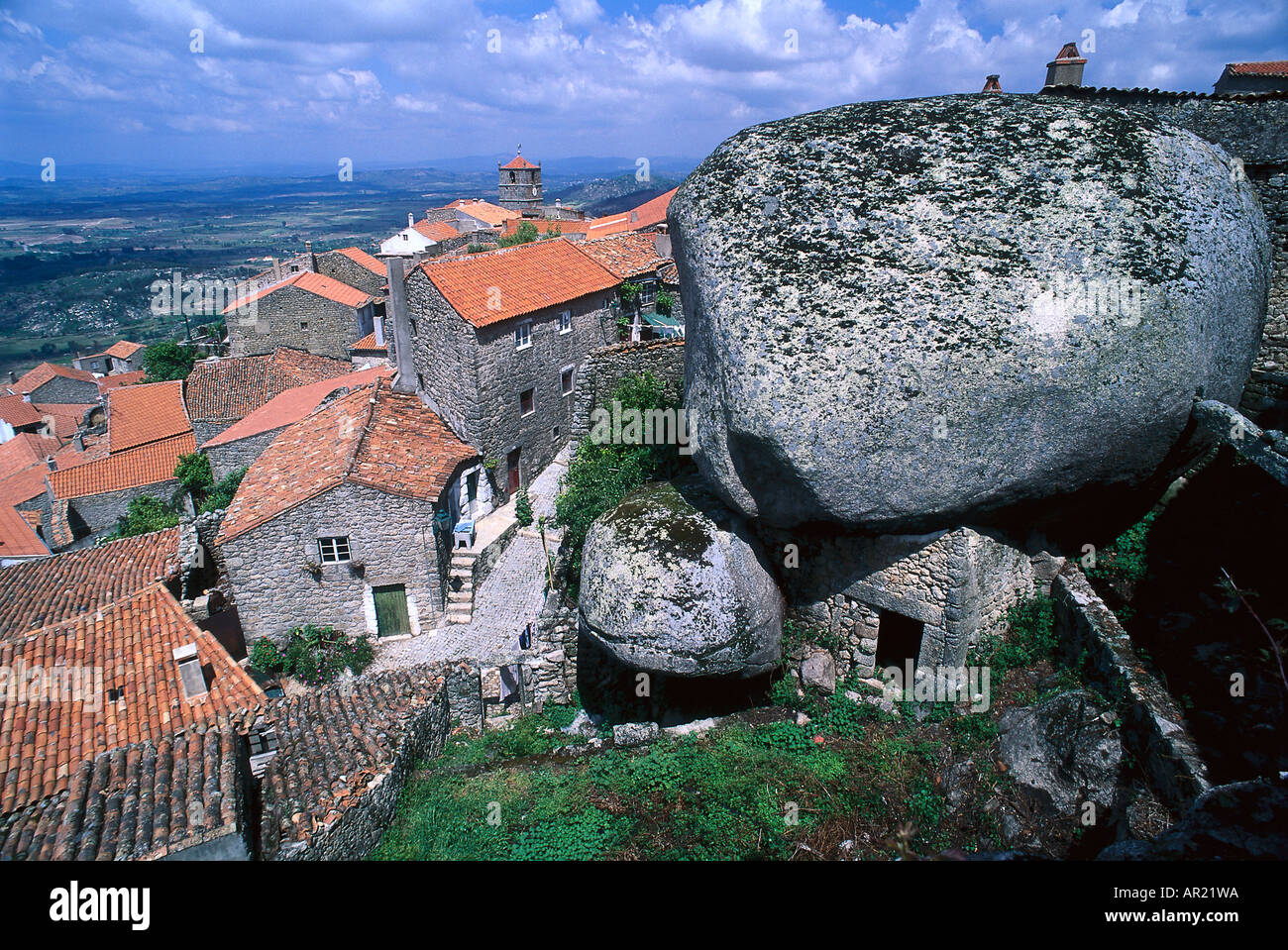 Monsanto villaggio su un Granit Hill, vicino Guarda Montanhas, Portogallo Foto Stock