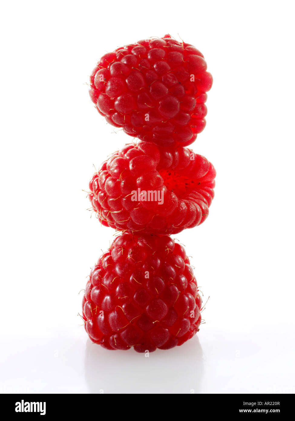 Close up di stilizzazione di una pila di lamponi su permanente di ogni altro - concetto di fotografia creativa contro uno sfondo bianco Foto Stock