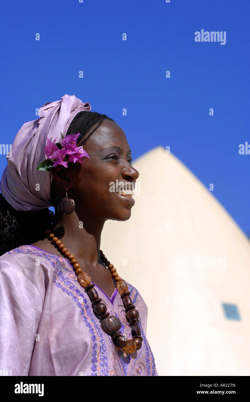 Tradizionalmente Vestiti donna africana, Gambia, Africa occidentale Foto Stock