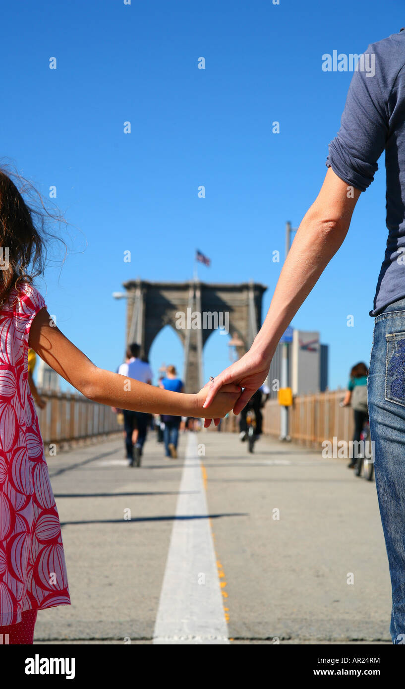 Una madre e un bambino per mano camminando su un ponte Foto Stock