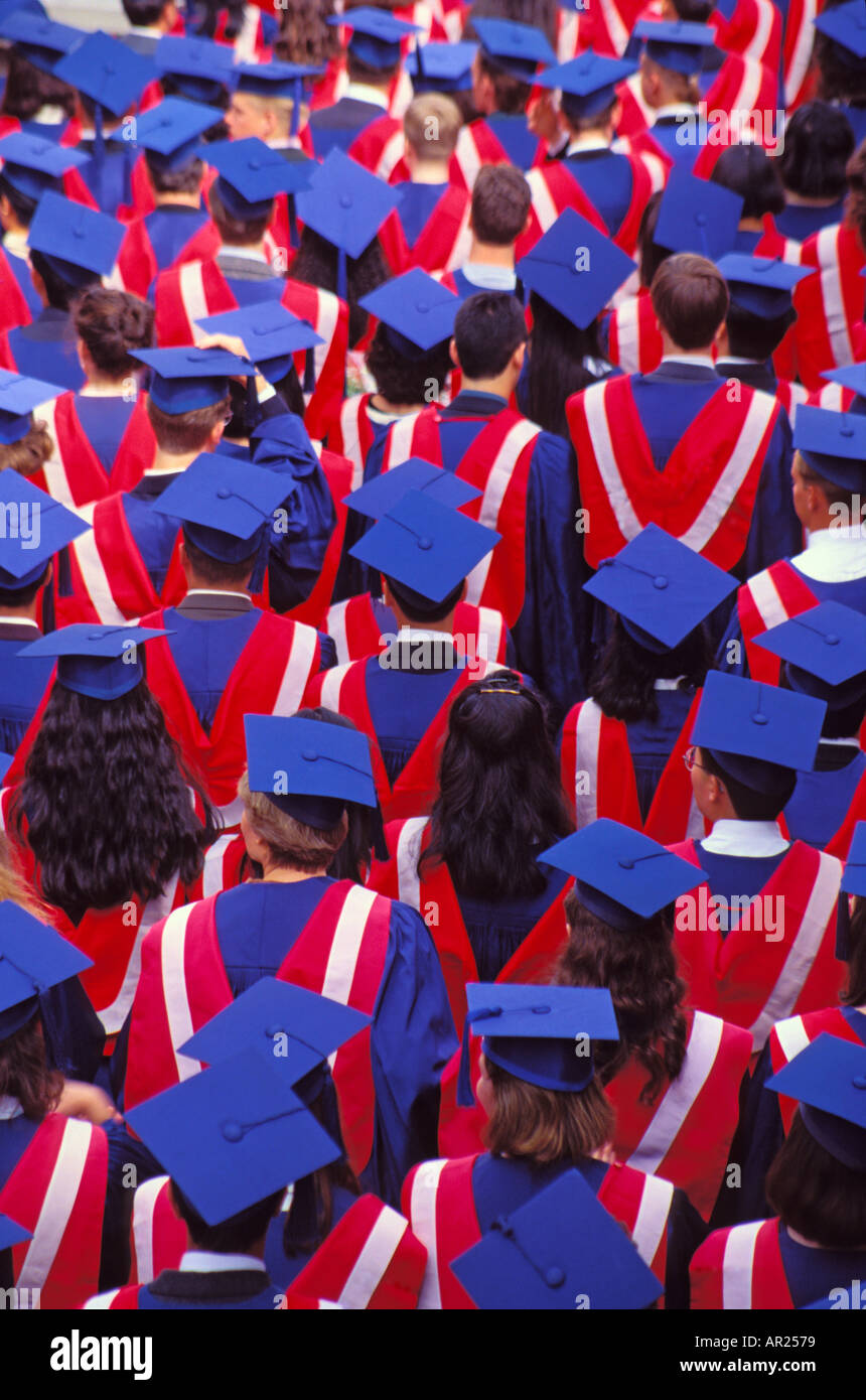 University College di laureati in cappucci colorati e abiti a cerimonie di laurea 2405 010 29 riuscire riuscendo successo Foto Stock
