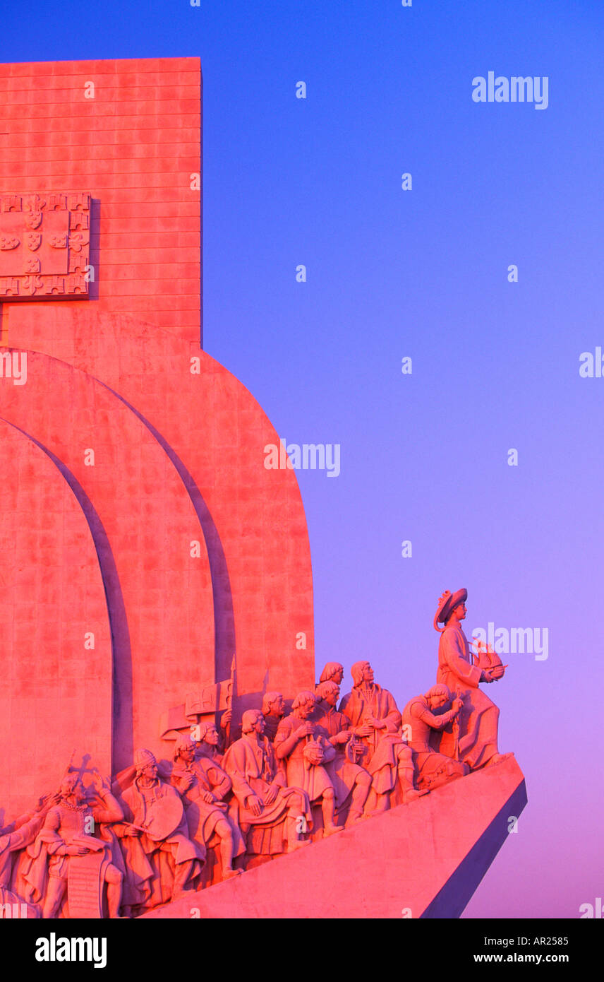 Il Monumento delle Scoperte al tramonto Belem Lisbona Portogallo 2708 005 05 Foto Stock