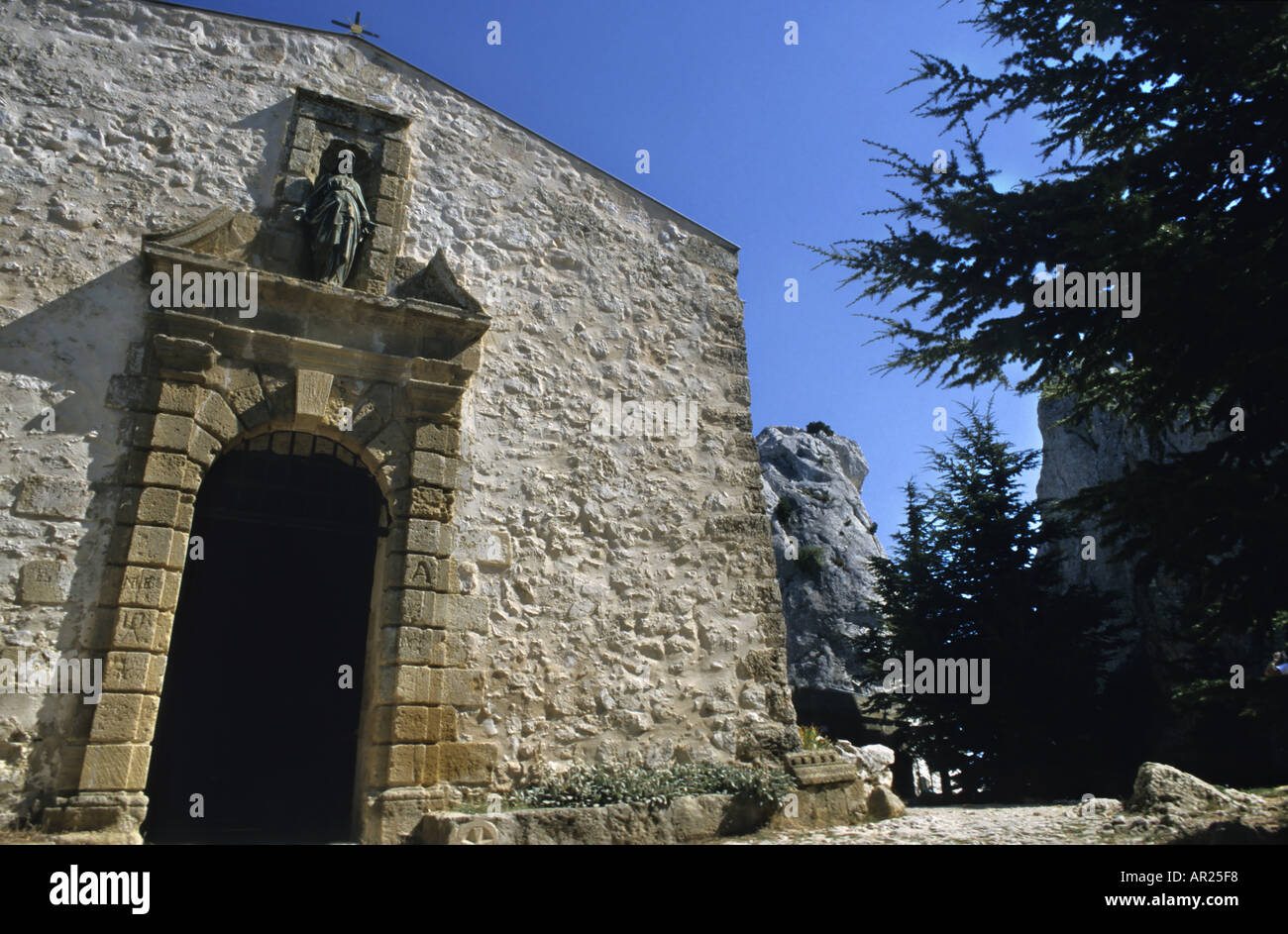 Francia Provenza Priorato sulla sommità della Sainte Victoire montagna costruita tra 1656 e 1661 Foto Stock