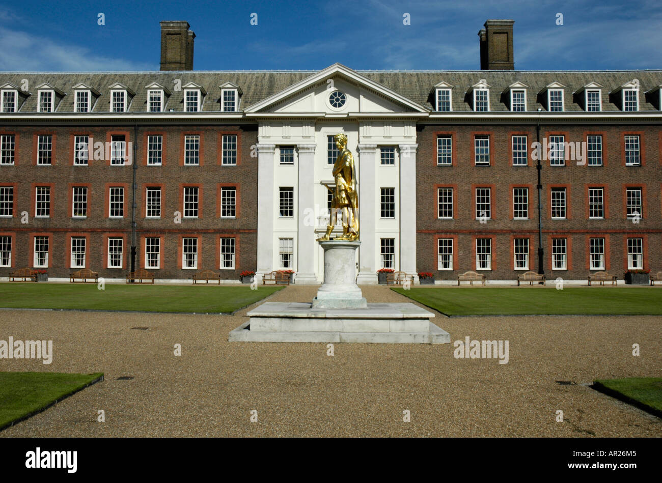 Vista di figura corte e la statua di re Carlo II presso il Royal Hospital Chelsea London Inghilterra England Foto Stock