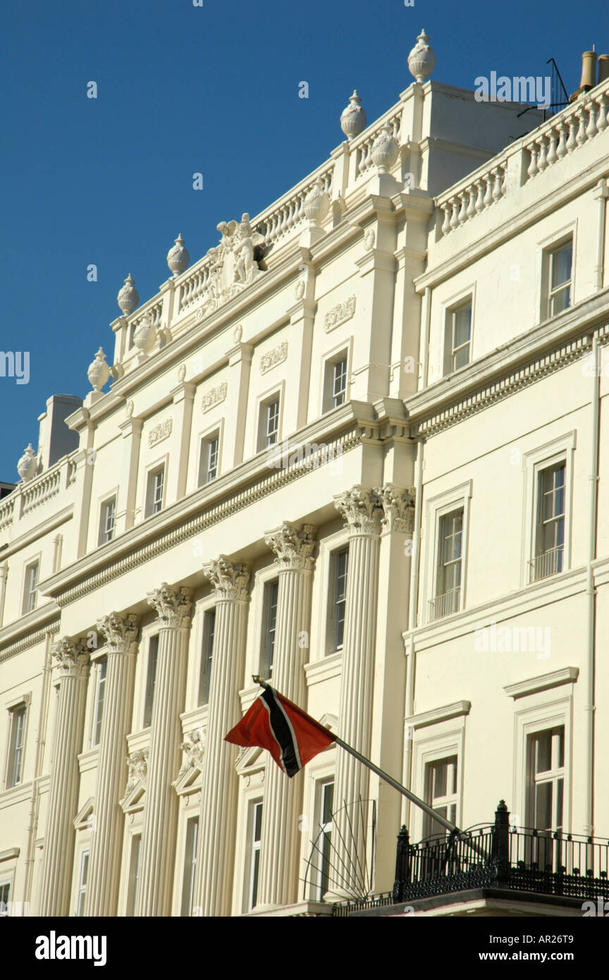 Ambasciate in Belgrave Square Londra con bandiera di Trinidad e Tobago in primo piano Foto Stock
