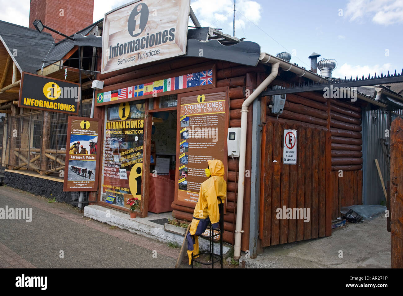 Ufficio Informazioni Pucon Regione dei Laghi in Cile con la fioritura di Ginestra Foto Stock