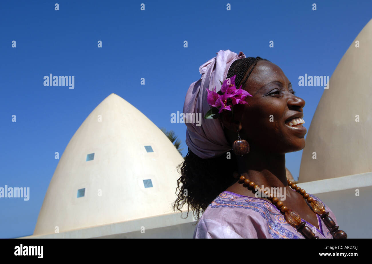 "Coco Ocean Hotel' con tradizionalmente vestiti donna africana, Gambia, Africa occidentale Foto Stock