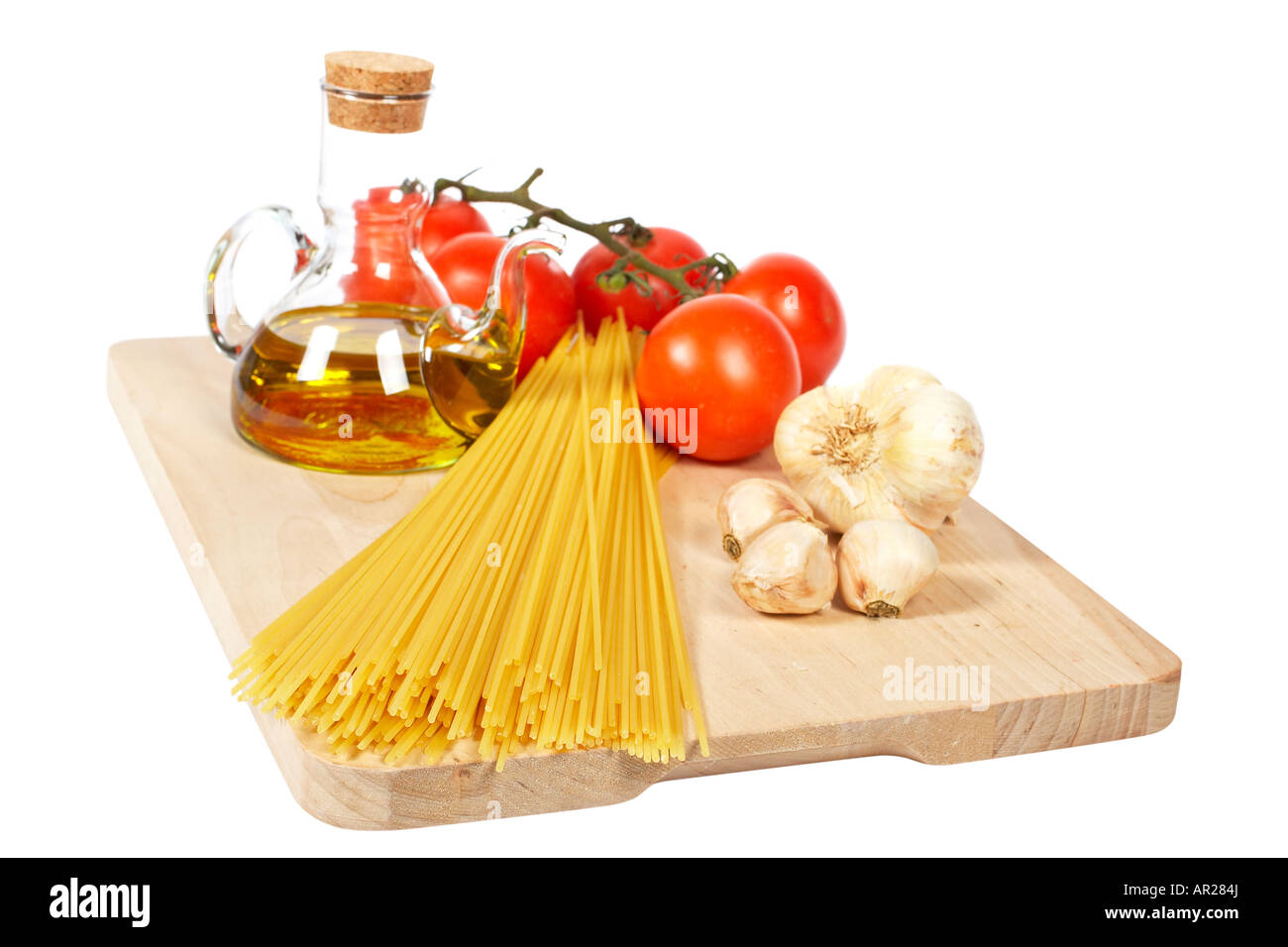 Pomodori olio d'oliva aglio e spaghetti isolati su sfondo bianco DOF poco profondo Foto Stock