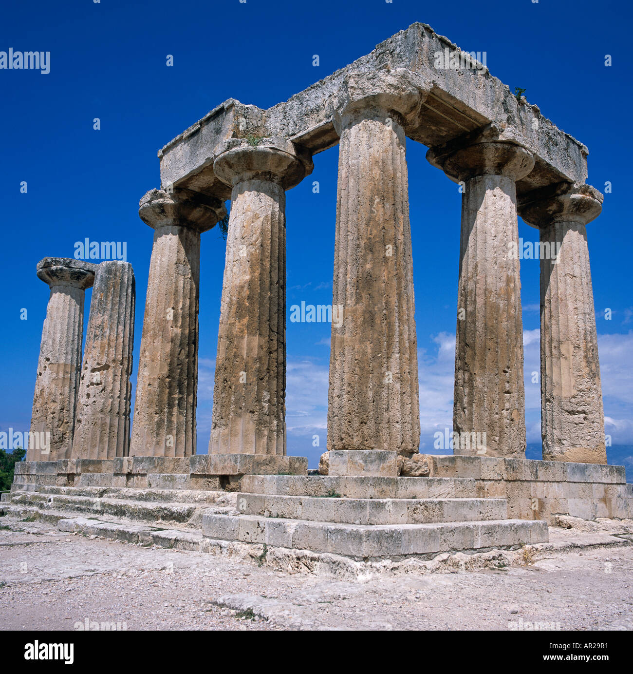 Colonne antiche a Corinto antico della Grecia continentale Europa Hellas Foto Stock