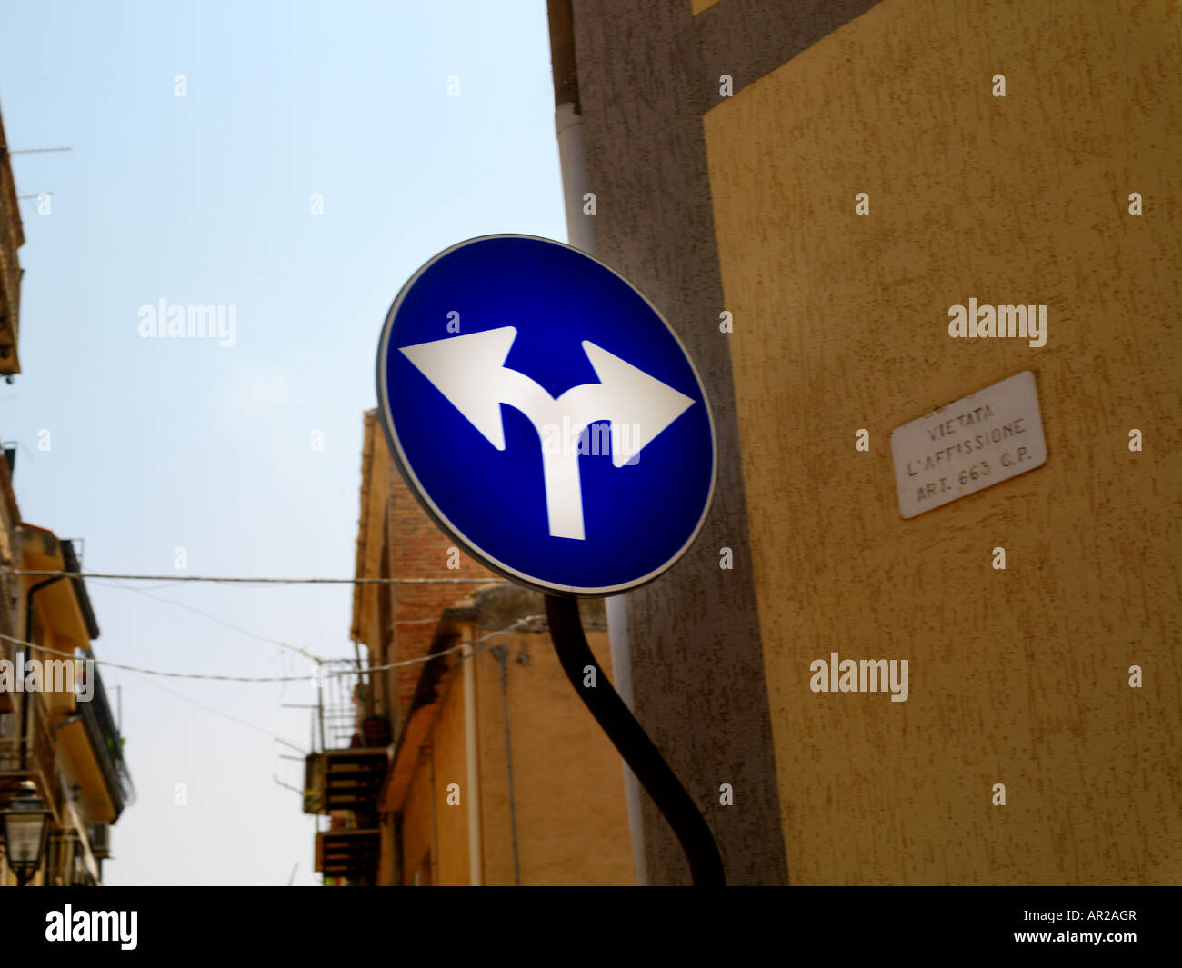 Sicilia Italia Santo Stefano di Camastra a due vie per cartello stradale Foto Stock