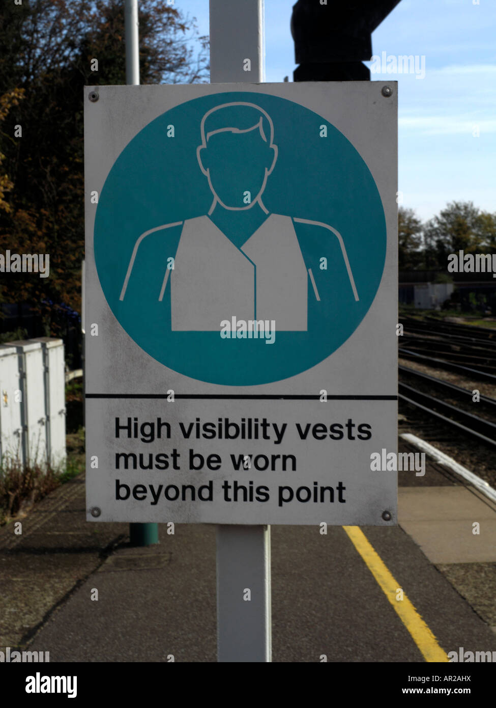 Un cartello di segnalazione ad alta visibilità gilet deve essere indossato al di là di questo punto Cheam Stazione ferroviaria Surrey in Inghilterra Foto Stock