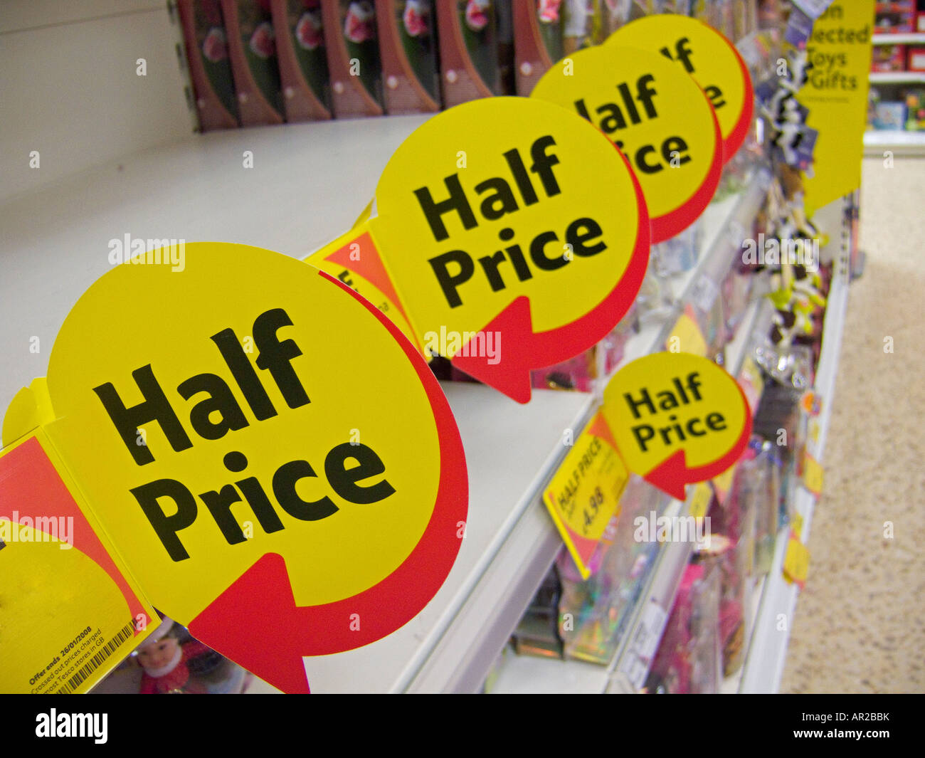 Metà prezzo segni in un supermercato, Regno Unito Foto Stock