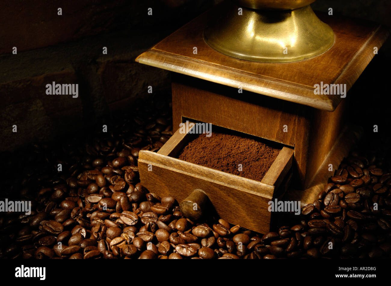 I chicchi di caffè e un vecchio macinino da caffè Foto Stock