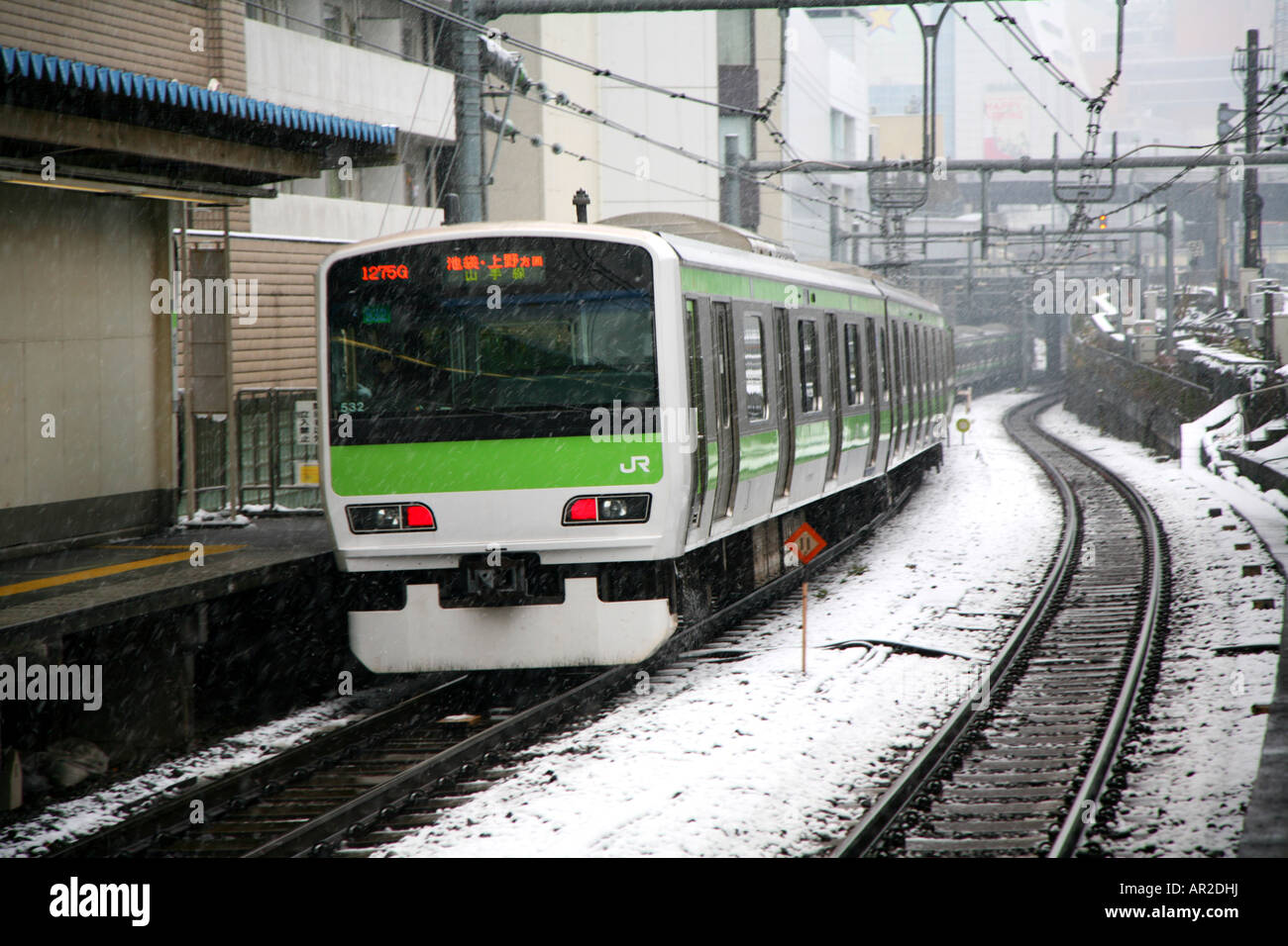 Treni pendolari nella neve vicino a Stazione di Shinjuku di Tokyo. Foto Stock