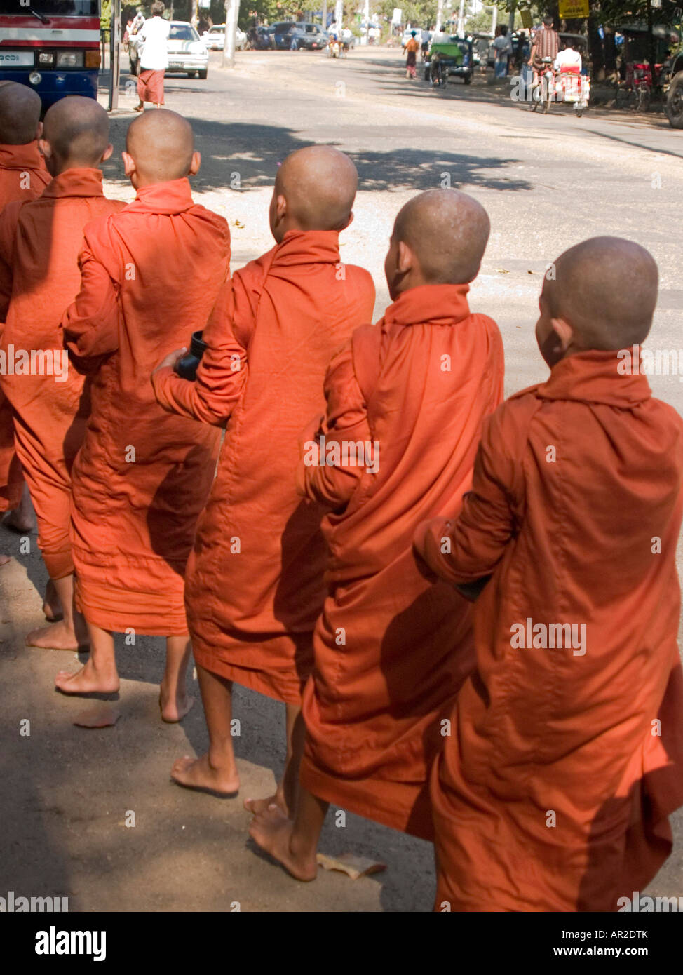Lineup di giovani monaci per mattina alms a Rangoon Foto Stock