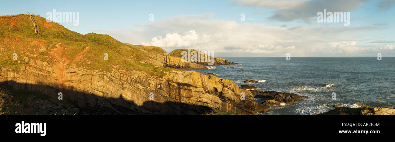 Scogliere sul mare oltre il mare del Nord collieston Scozia Scotland Foto Stock