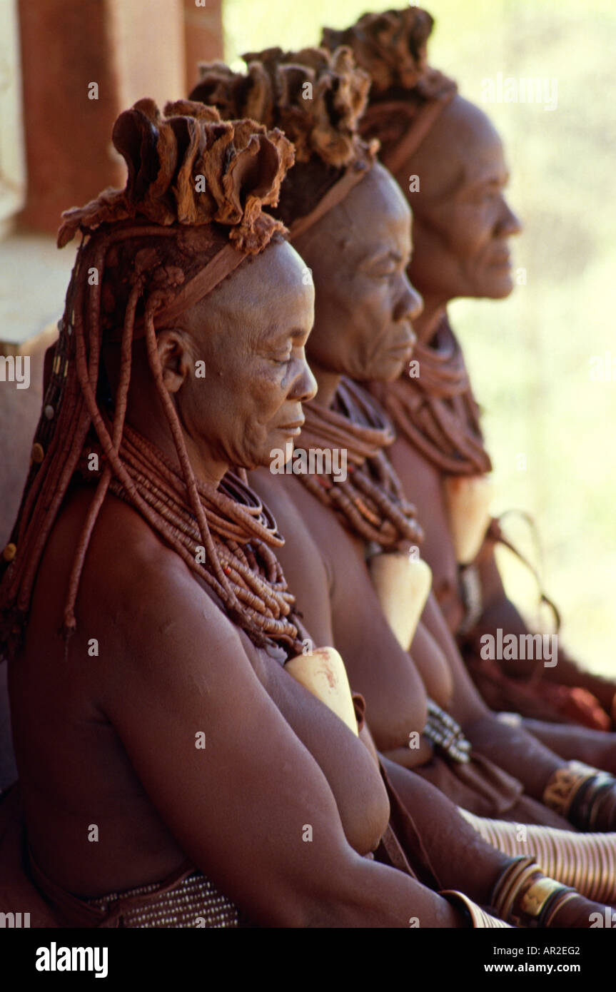 Le donne himba accattonaggio Opuo, Namibia Foto Stock