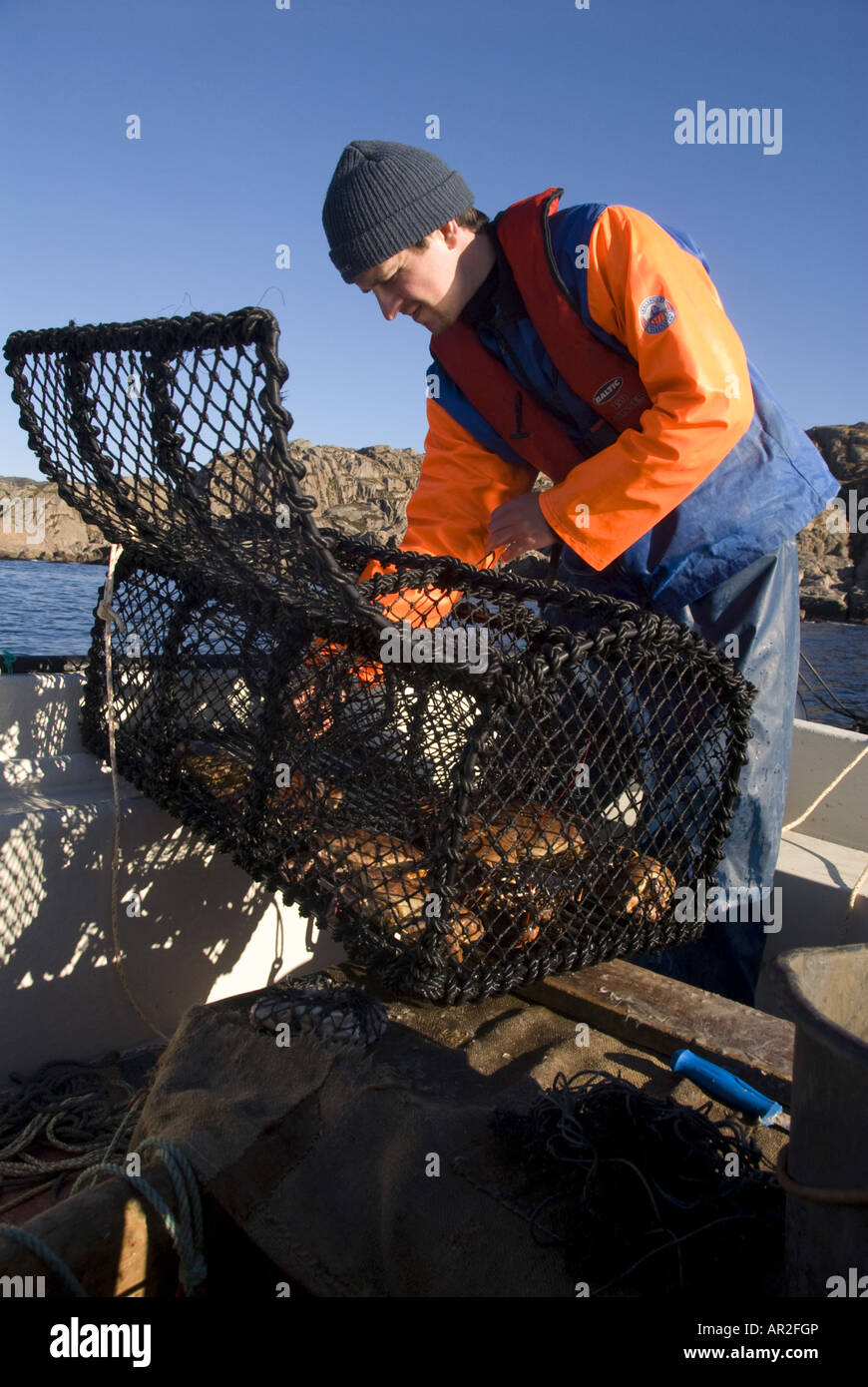 Pescatore con lobsterpot, Norvegia, Vest-Agder, idratazione, Hidrasund Foto Stock