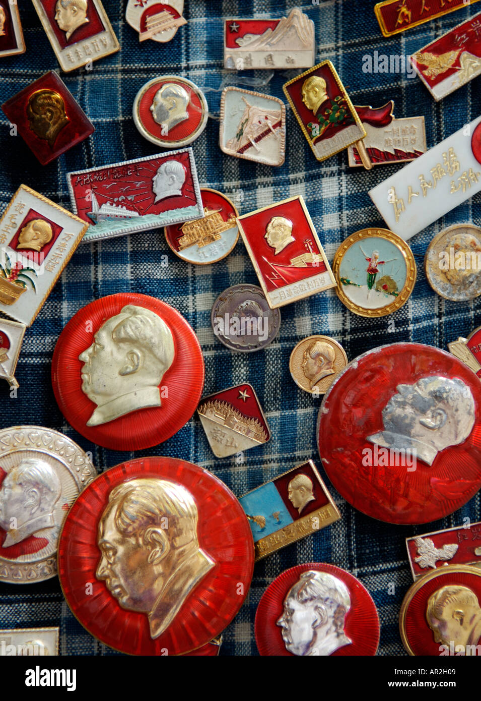 'Mao Tse Tung badges Dongtai Lu antico mercato di Shanghai in Cina." Foto Stock