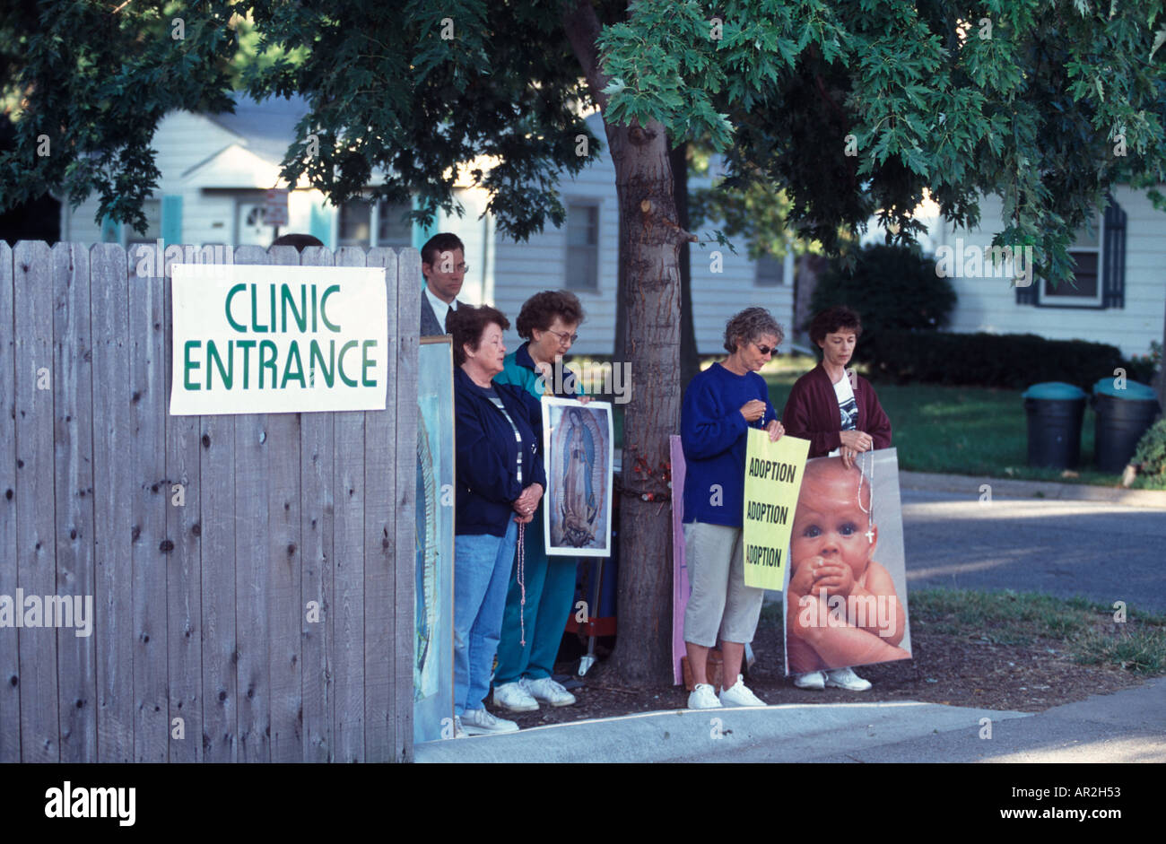 Anti-aborto manifestanti al di fuori di un Planned Parenthood Clinic di aborto in Lincoln, Nebraska, Stati Uniti d'America. Foto Stock