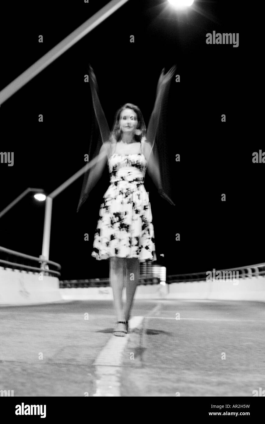 Giovane donna in abito su una strada di notte, Austria Foto Stock