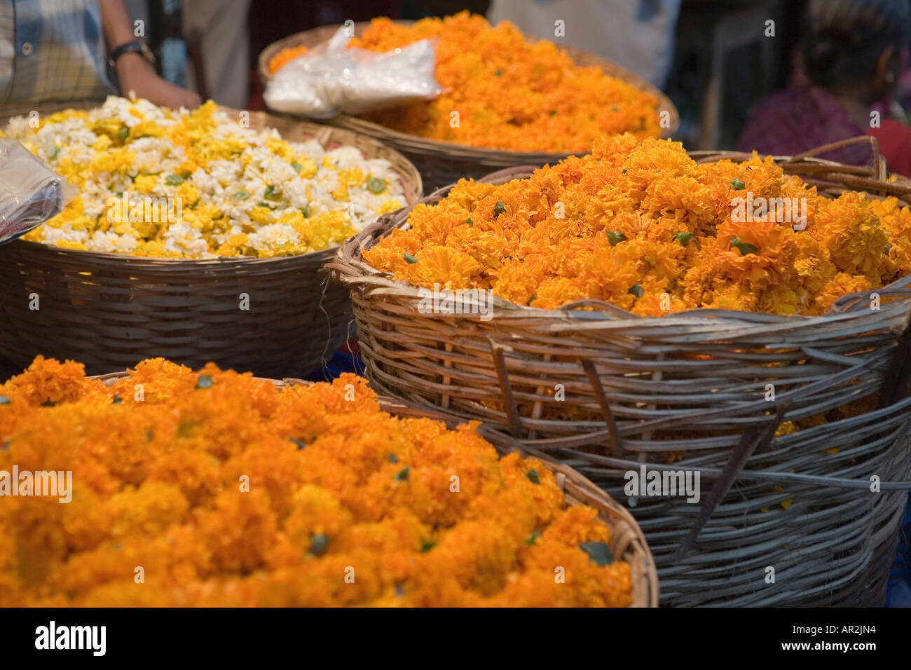 Ceste piene di fiori al mercato Mumbai India Foto Stock