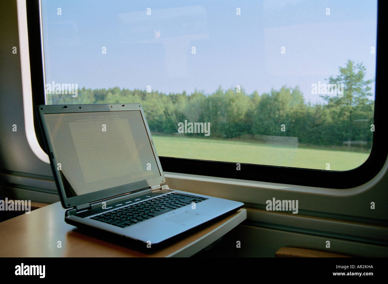 Sul computer portatile sul tavolo in treno passeggeri Foto Stock