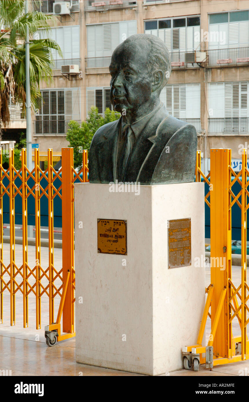 Israele Tel Aviv una statua di Yitzhak Rabin primo ministro israeliano all'entrata di Tel Aviv City Hall Foto Stock