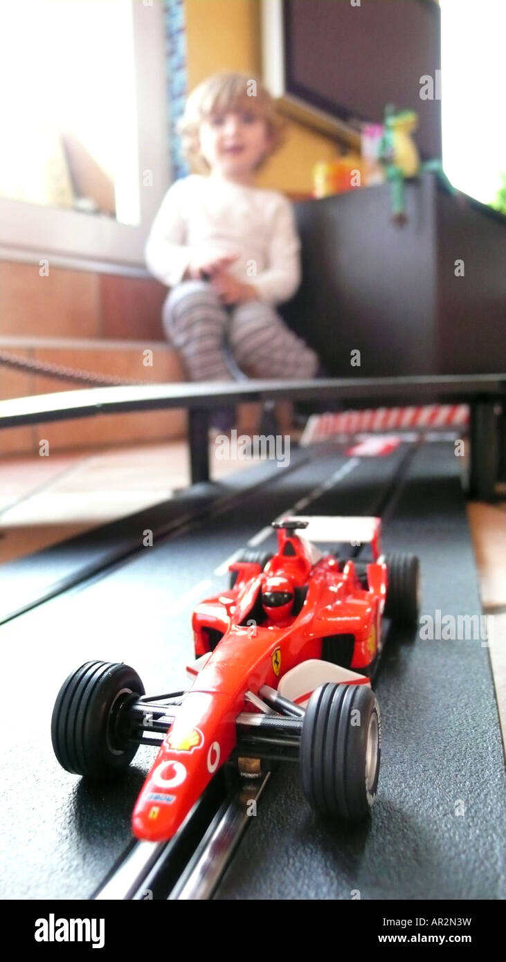 Little Boy giocando con Carrerabahn Foto Stock