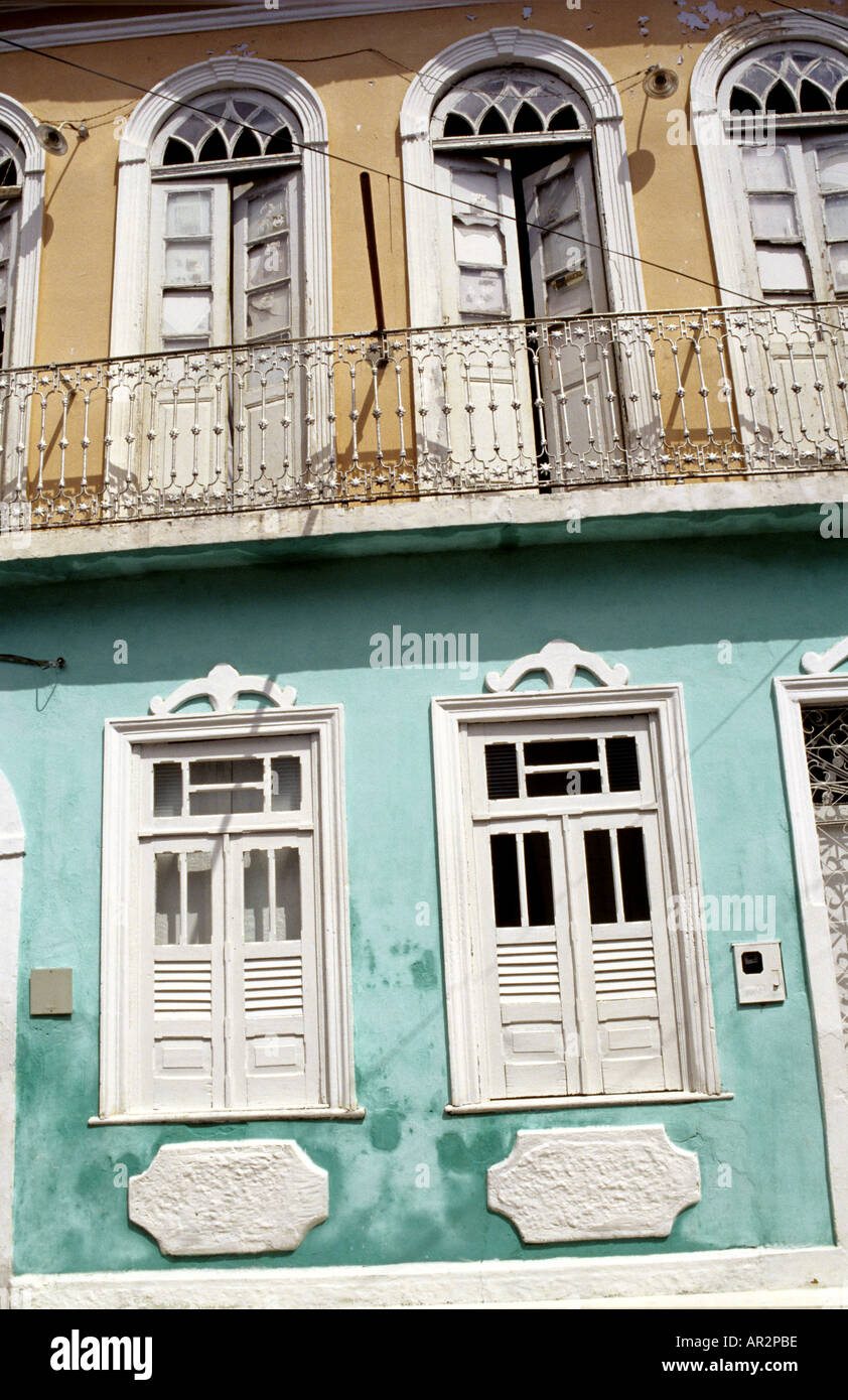 Finestre, porte e persiane di buldings coloniale, Pelourinho storico quartiere di Salvador, Bahia, a nord est del Brasile Foto Stock