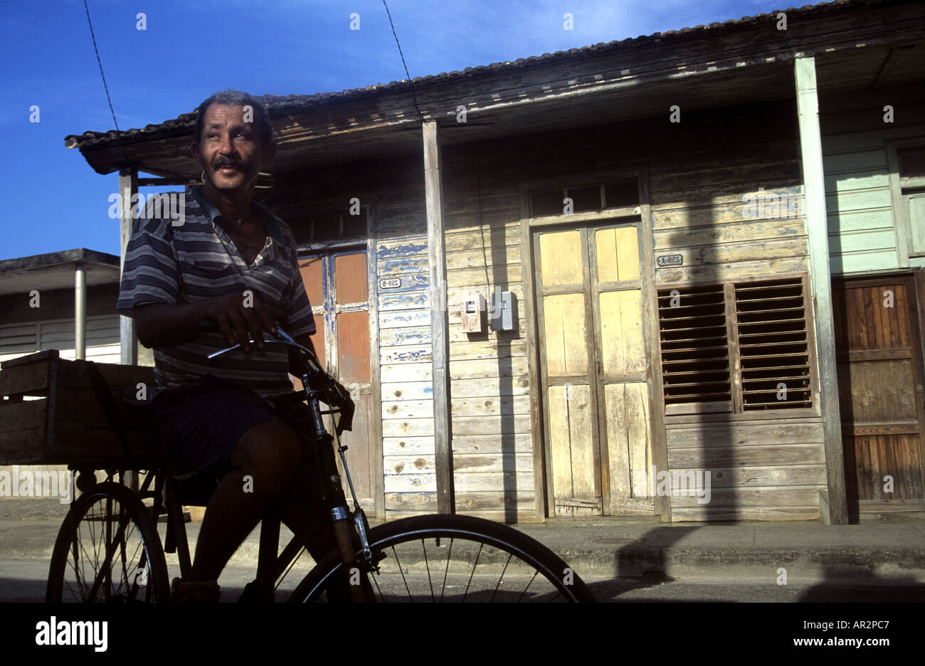 Moustached uomo con bicicletta, Baracoa, Cuba. Foto Stock