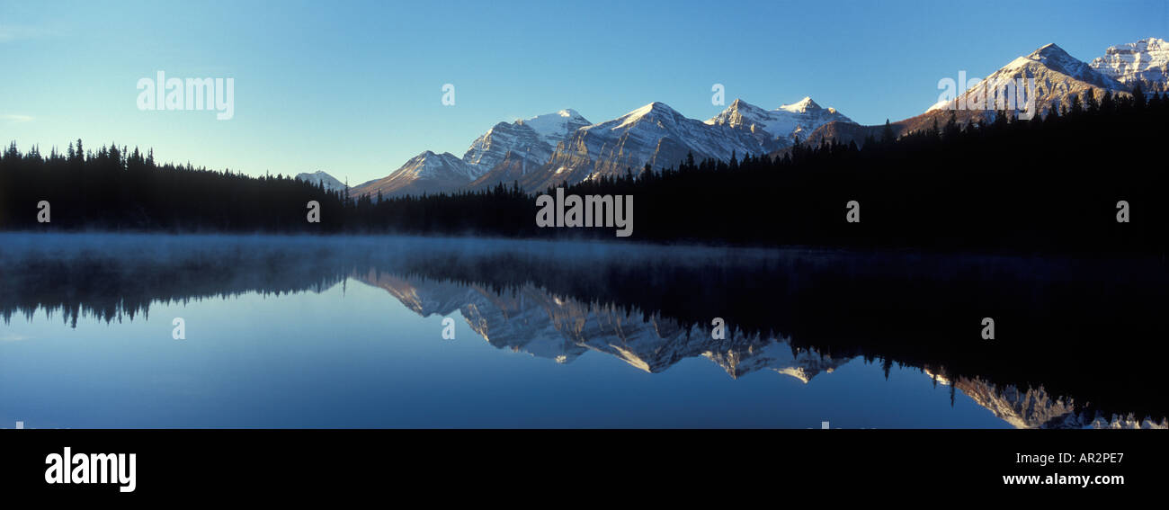 Inizio mattino gelido lago di Herbert il Parco Nazionale di Banff Alberta Canada America del Nord Foto Stock