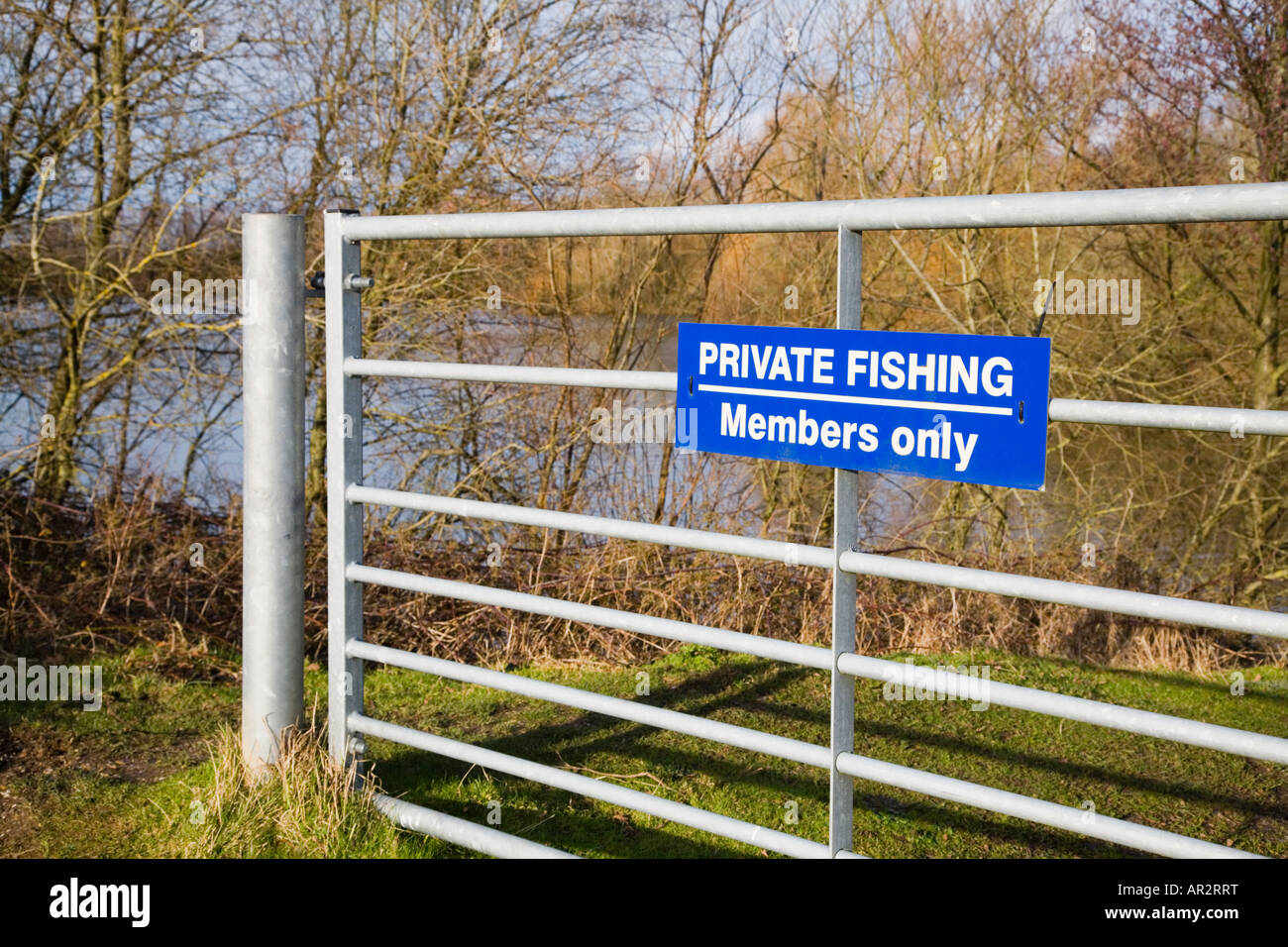 Porta ad un privato zona di pesca. Solo per soci. Hampshire. Regno Unito. Foto Stock
