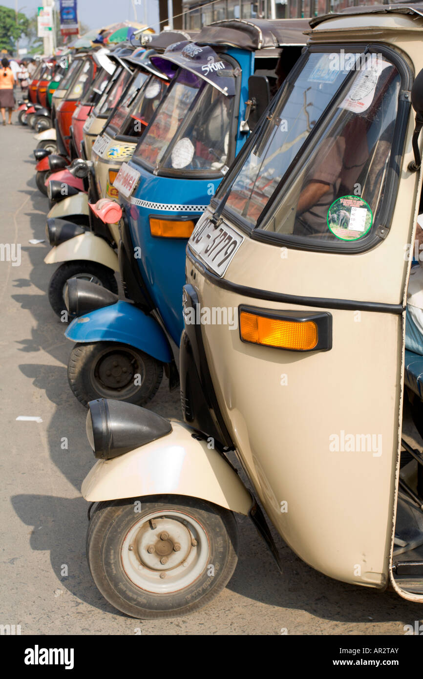 Tuk-tuks linea fino a Galle Foto Stock