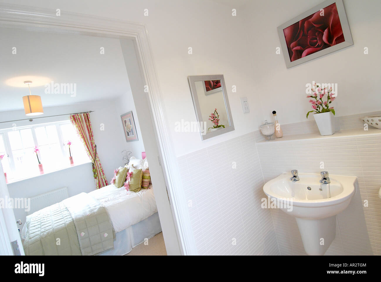 Camera da letto e stanza da bagno en suite Foto Stock