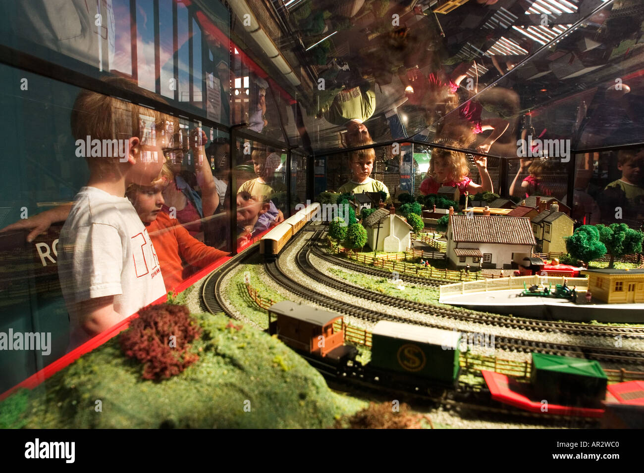 I bambini guardare il modellismo ferroviario presso il Museo della Scienza e dell'Industria di Manchester Foto Stock