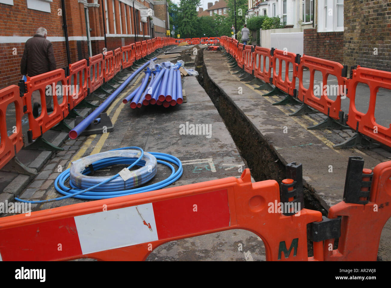 Una strada a Stoke Newington, London, Regno Unito chiuso e scavato per la rete idrica relacement della tubazione. 2006. Foto Stock