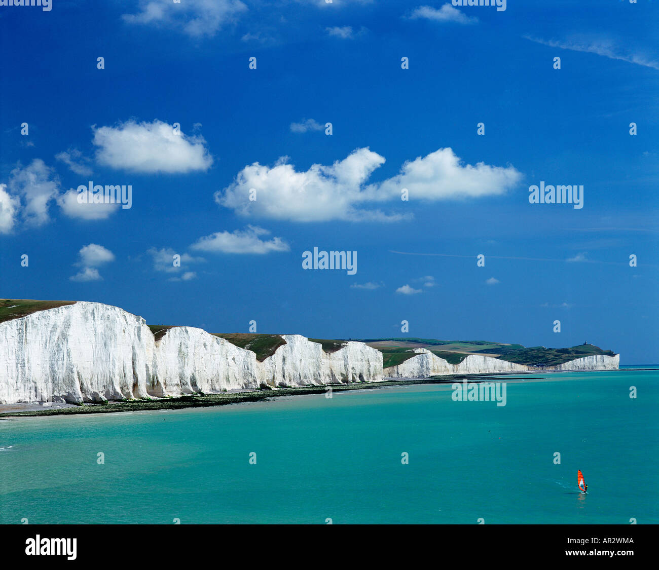 Le scogliere di gesso bianco della costa delle sette sorelle, Sussex, Inghilterra, Regno Unito, Gran Bretagna, UK, GB, con un windsurf in primo piano. Foto Stock