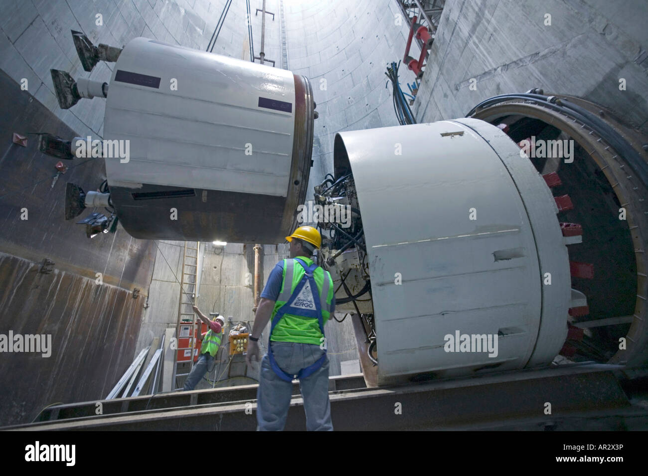 Una macchina di foratura di gallerie (TBM) è abbassato di un albero di accesso prima di essere assemblati e lanciato il suo scavo sotterraneo. Foto Stock