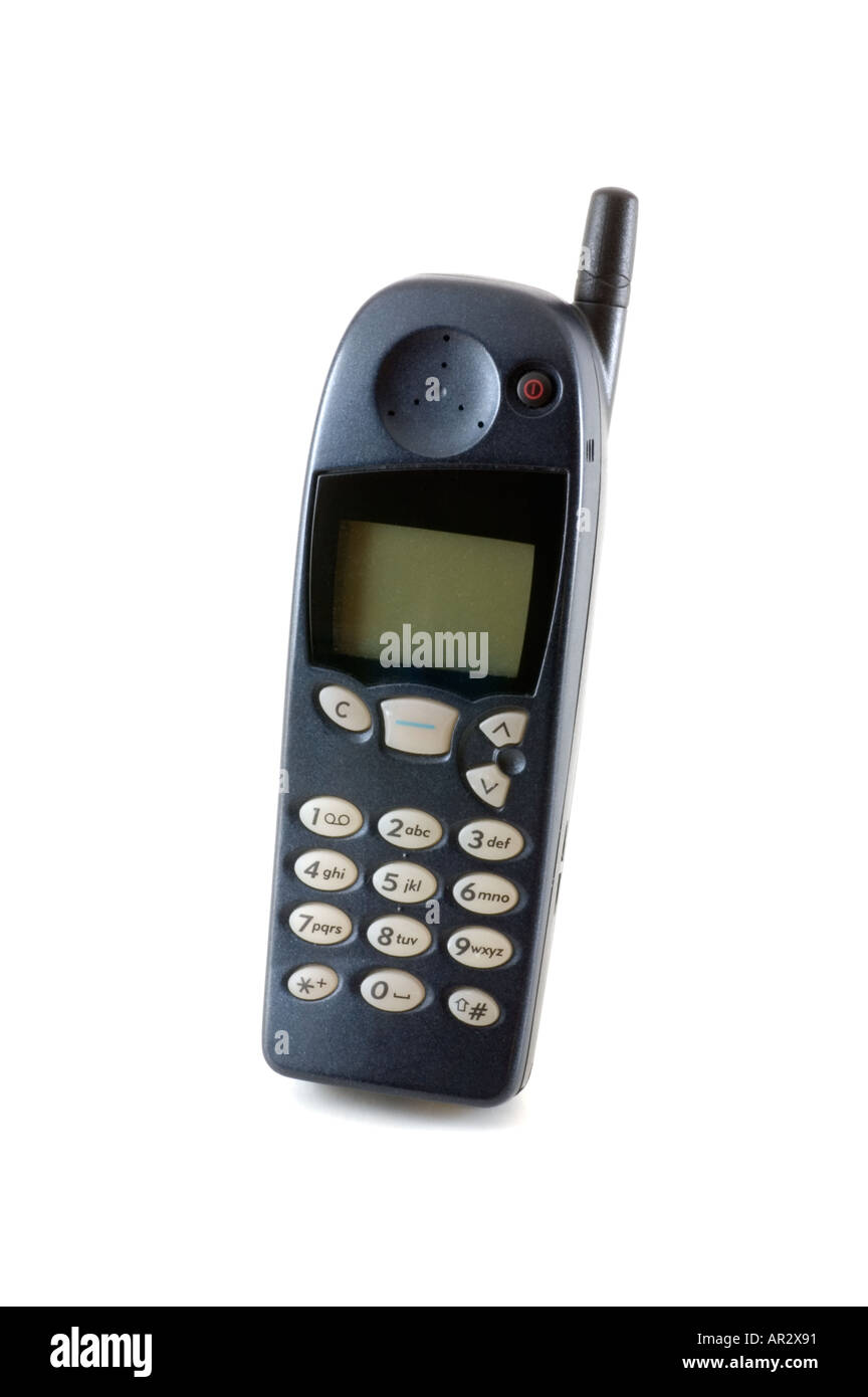 Un vecchio telefono cellulare pronto per il riciclo di tagliare fuori contro uno sfondo bianco Foto Stock