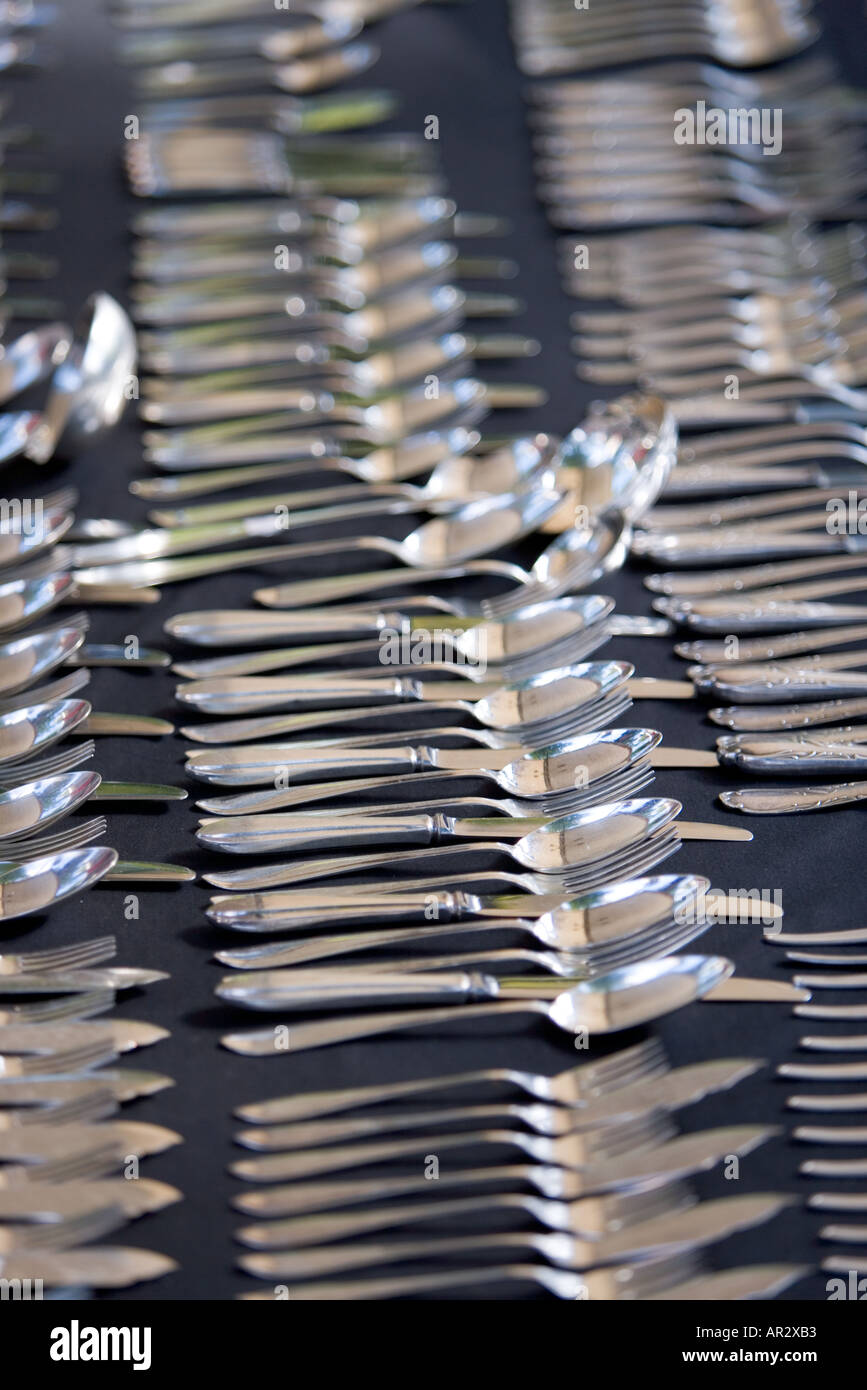 HOLLAND AMSTERDAM NOORDER MARKT stallo del mercato vendono acciaio inox silver Cucchiai Forchette coltelli posate Foto Stock