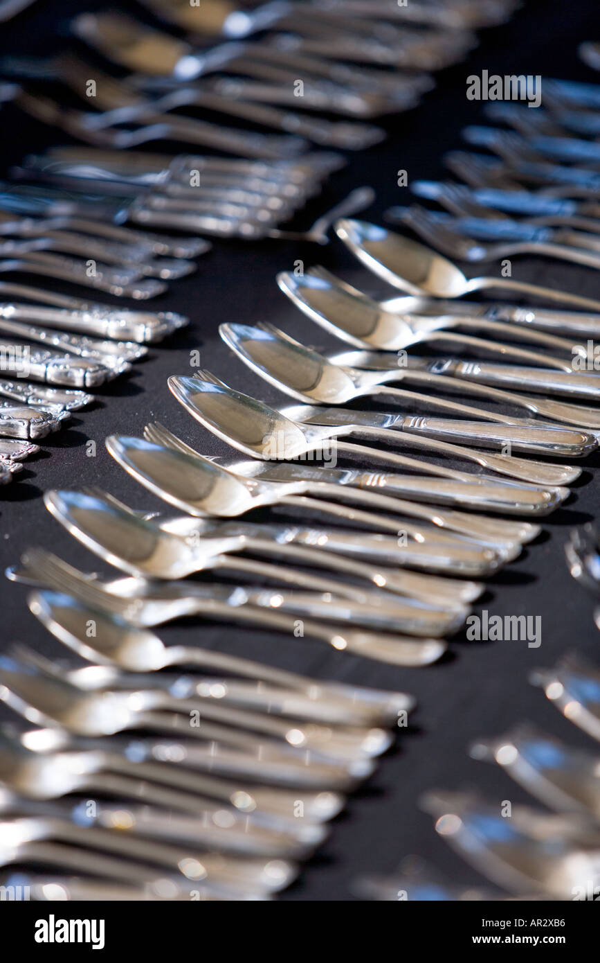HOLLAND AMSTERDAM NOORDER MARKT stallo del mercato vendono acciaio inox silver Cucchiai Forchette coltelli posate Foto Stock