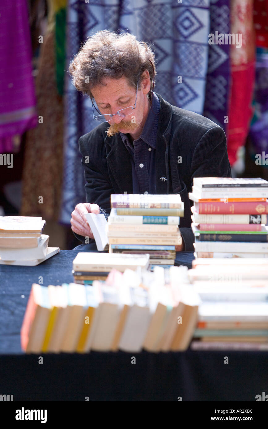 HOLLAND AMSTERDAM NOORDER MARKT bancarelle del mercato l'uomo alla ricerca del libro di lettura Foto Stock