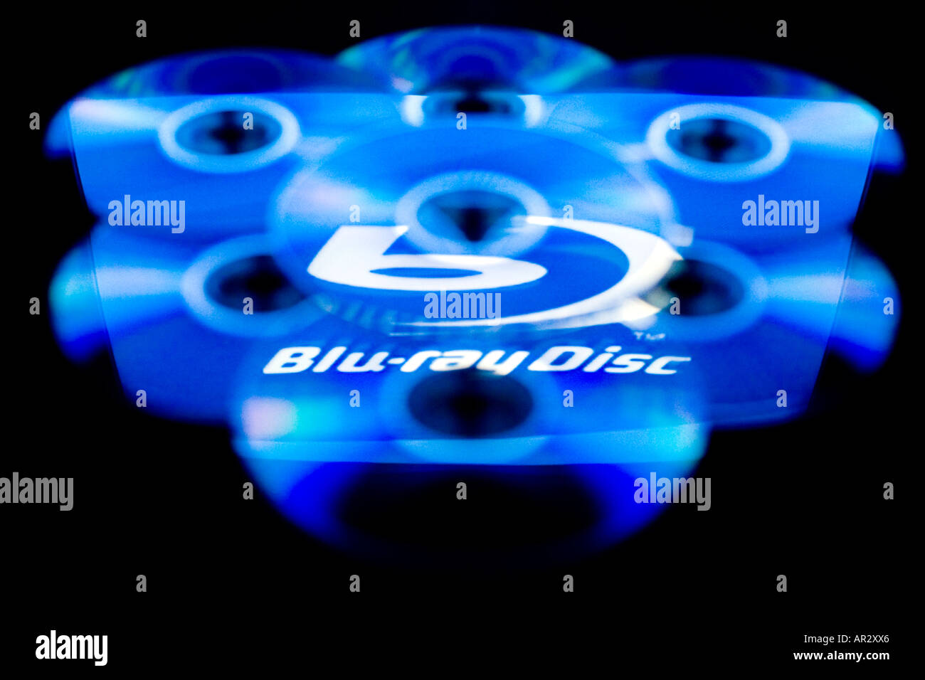 Il logo per i dischi Blu-ray è riportato su una pila del formato multimediale. Foto Stock