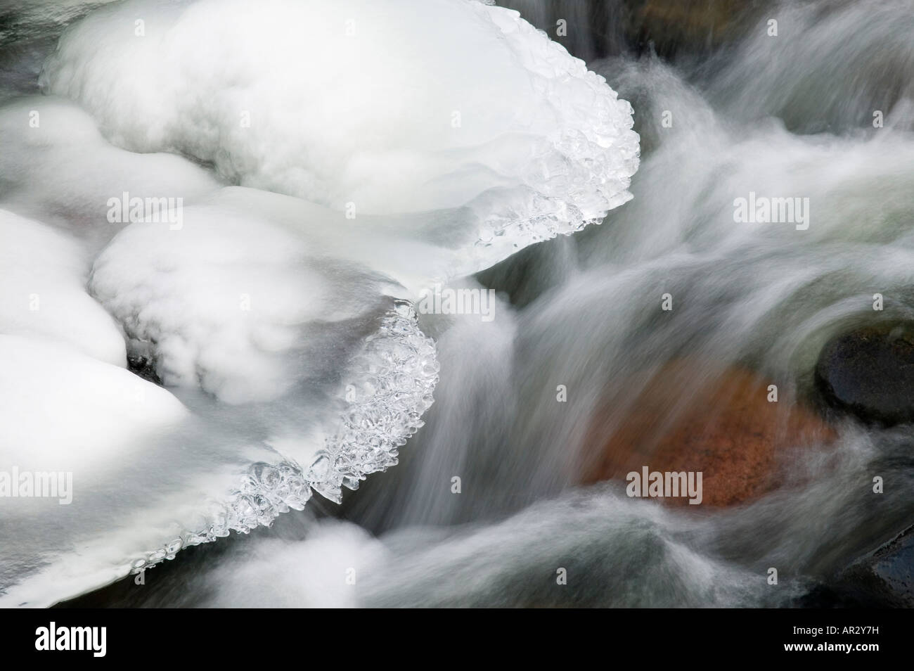 Dettaglio del ghiaccio e cascata nel fiume la temperanza, la temperanza River State Park, Minnesota, Stati Uniti d'America Foto Stock