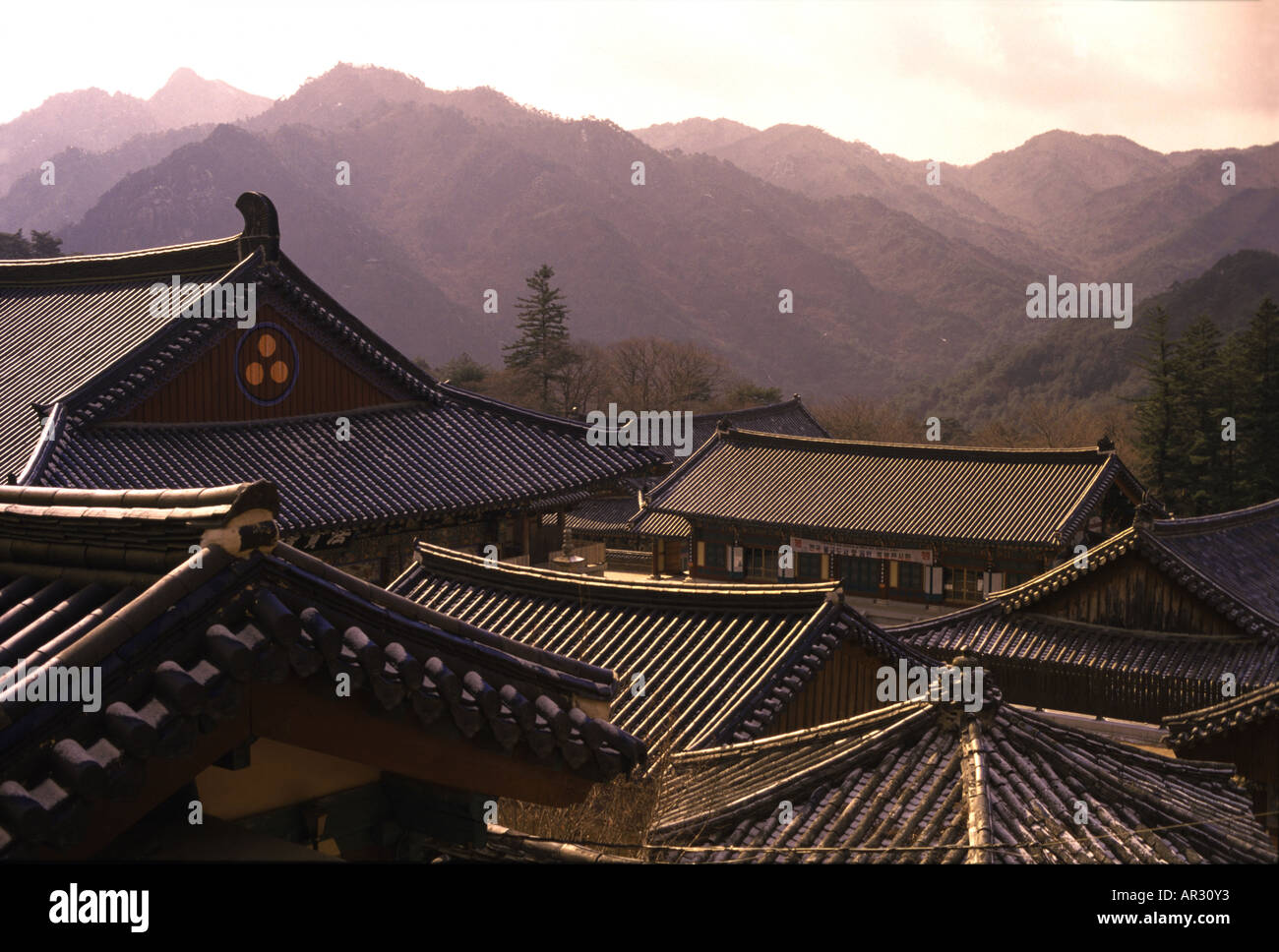 Tetti della Haein-sa il monastero di Kayasan montagne di sunrise, Haein-sa, Kayasan National Park, Corea del Sud, Asia Foto Stock