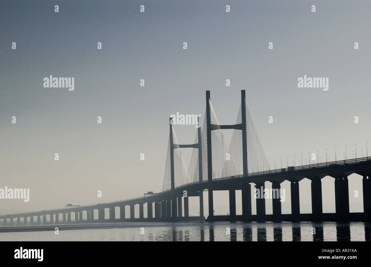 Prince of Wales Bridge sull'estuario di Severn, che collega il Galles del Sud e l'Inghilterra, strada moderna e punto di riferimento dei trasporti: Phillip Roberts Foto Stock
